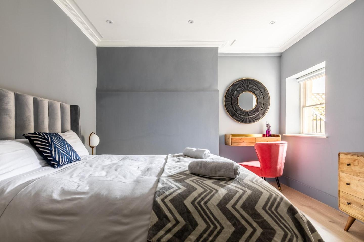 Russell House Suites Bath Exteriör bild